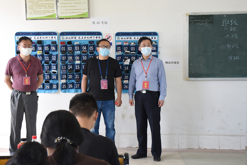 胡佳武书记巡视考场2.jpg