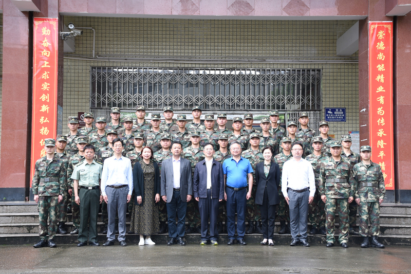 1622167605654020769.jpg 院领导和军训教官合影留念.jpg