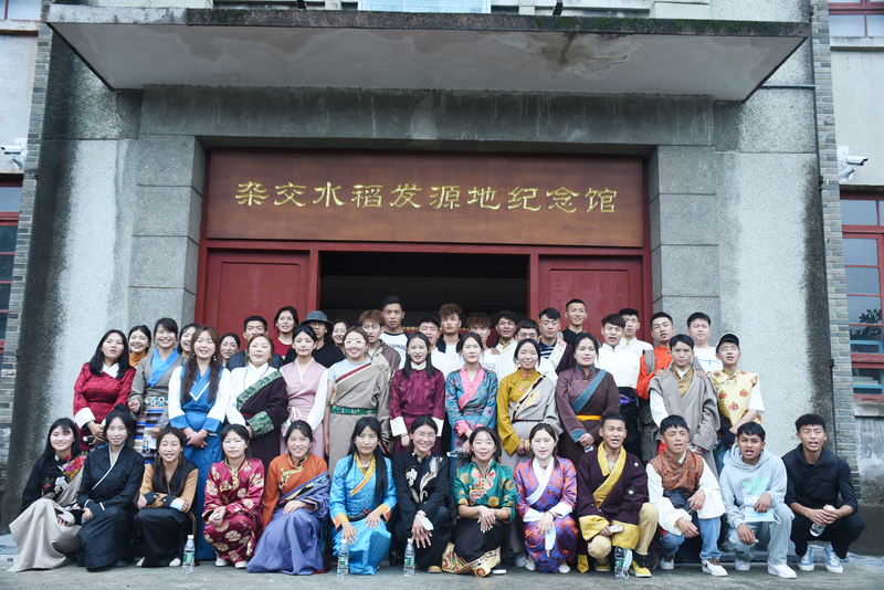 1683686473110072919.jpg 全体师生合影.jpg